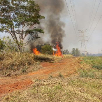 Queimadas provocam danos ao sistema elétrico e impactam o fornecimento de energia para mais de mil clientes